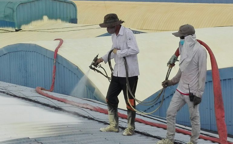 Thực hiện thi công foam cách nhiệt bên trên nhà xưởng