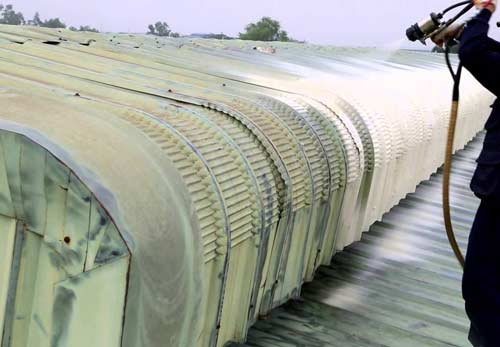 Thi công phun foam bằng máy phun foam chuyên dụng