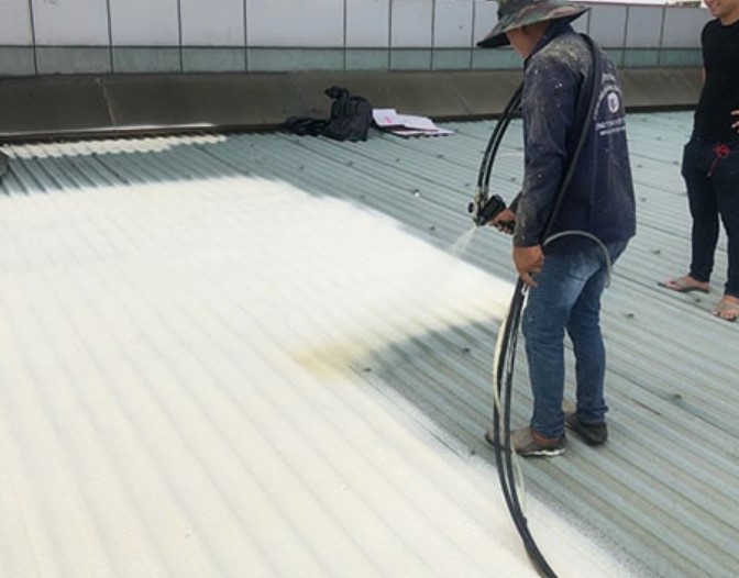 Thi công phun foam cách nhiệt trên mái tôn