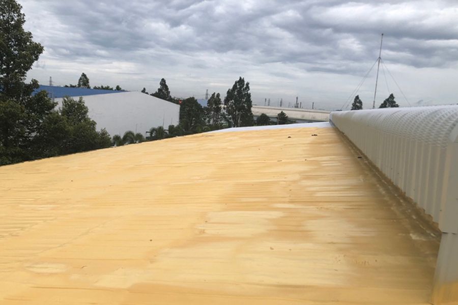 Mái tôn sau khi được phun foam chống nóng 