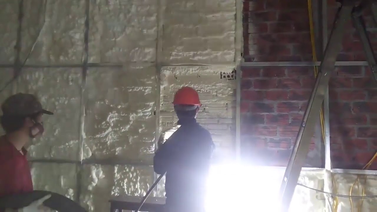 Hình ảnh thi công phun foam cách âm tại quán bar lớn tại Sài Gòn