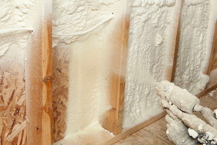 Tiến hành phun foam sau khi vệ sinh bề mặt thi công