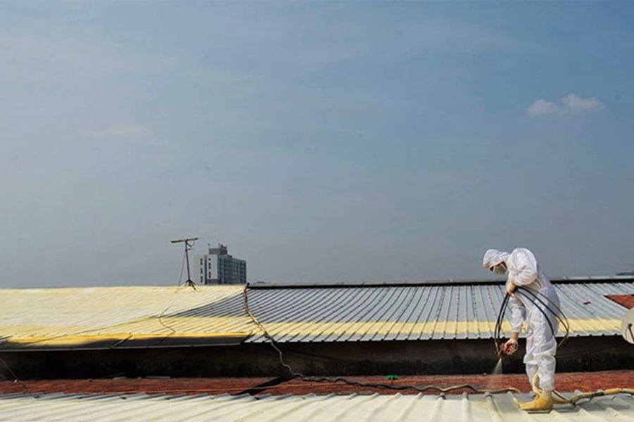 Phun foam là giải pháp chống nóng mái tôn được ứng dụng nhiều nhất hiện nay
